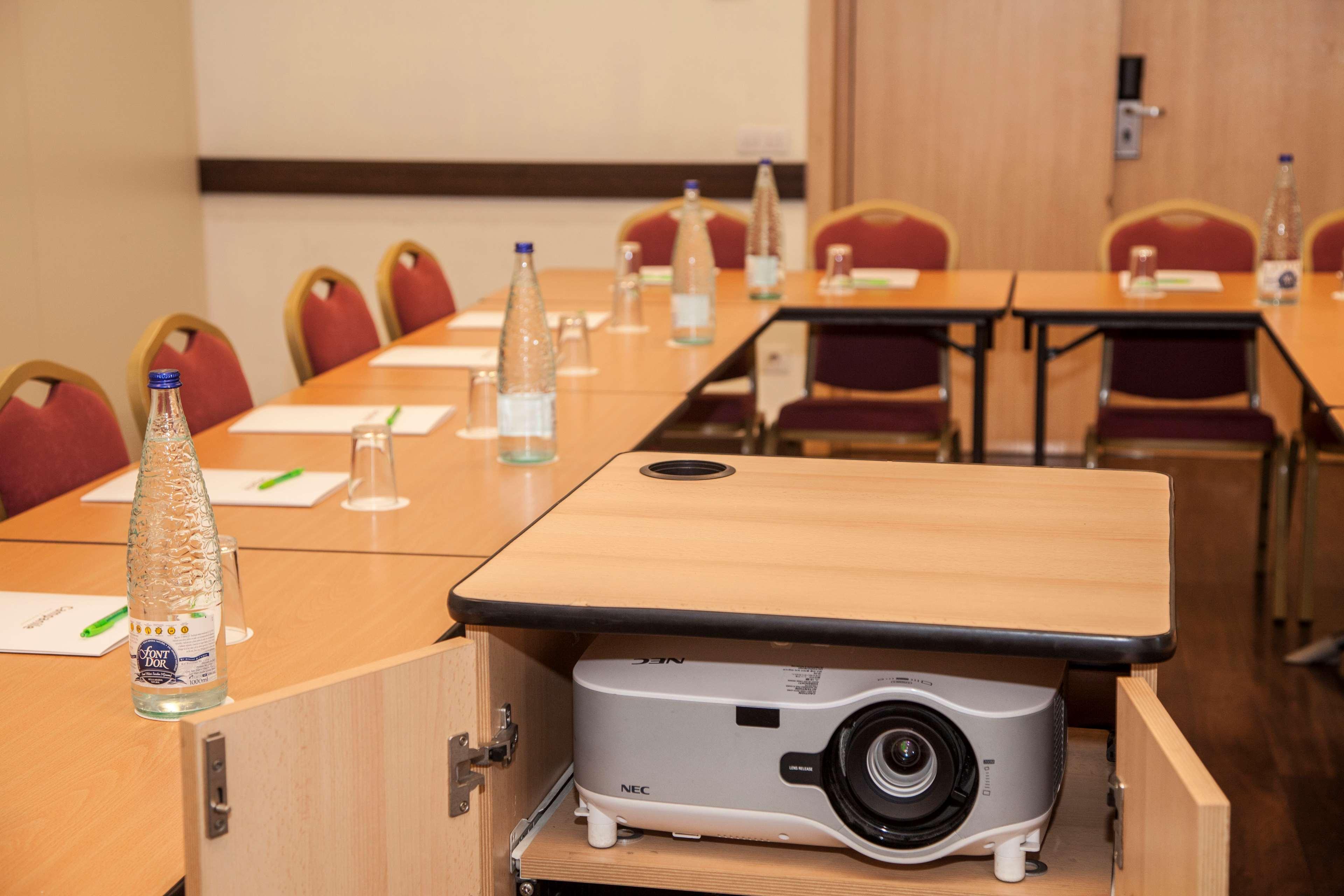Travelodge Bcn Cornella Fira Cornellà de Llobregat Kültér fotó