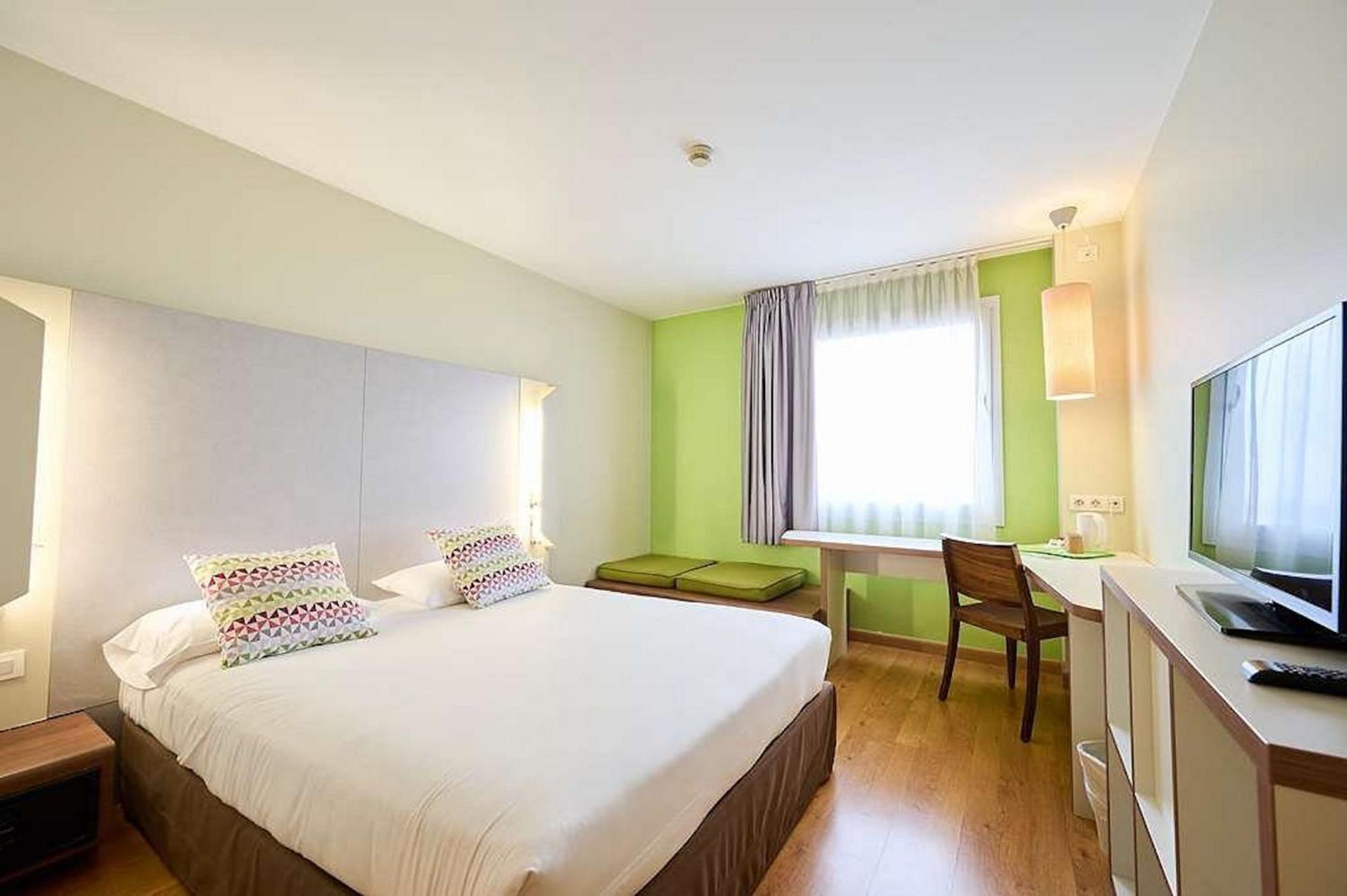 Travelodge Bcn Cornella Fira Cornellà de Llobregat Kültér fotó
