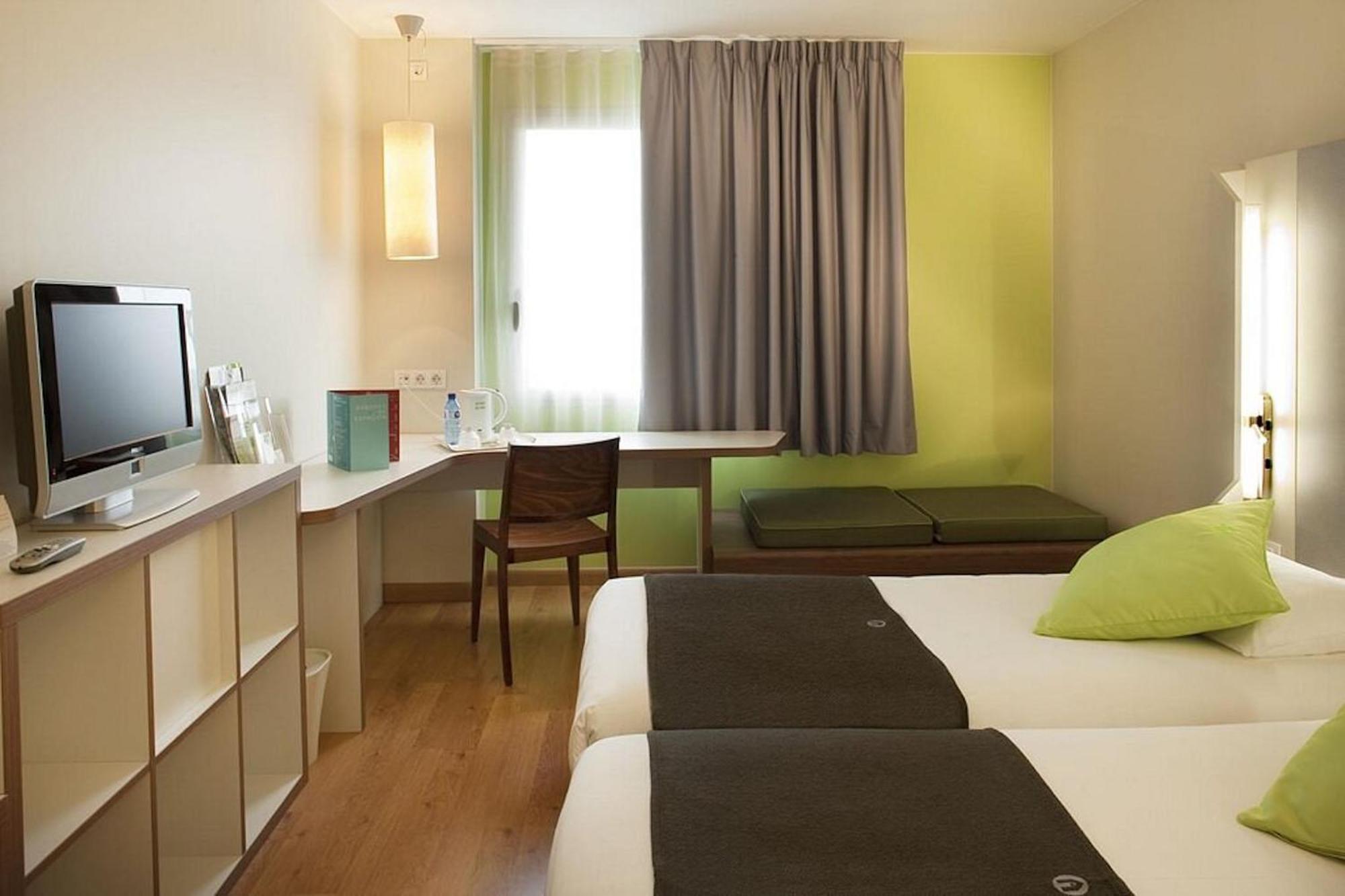 Travelodge Bcn Cornella Fira Cornellà de Llobregat Kültér fotó