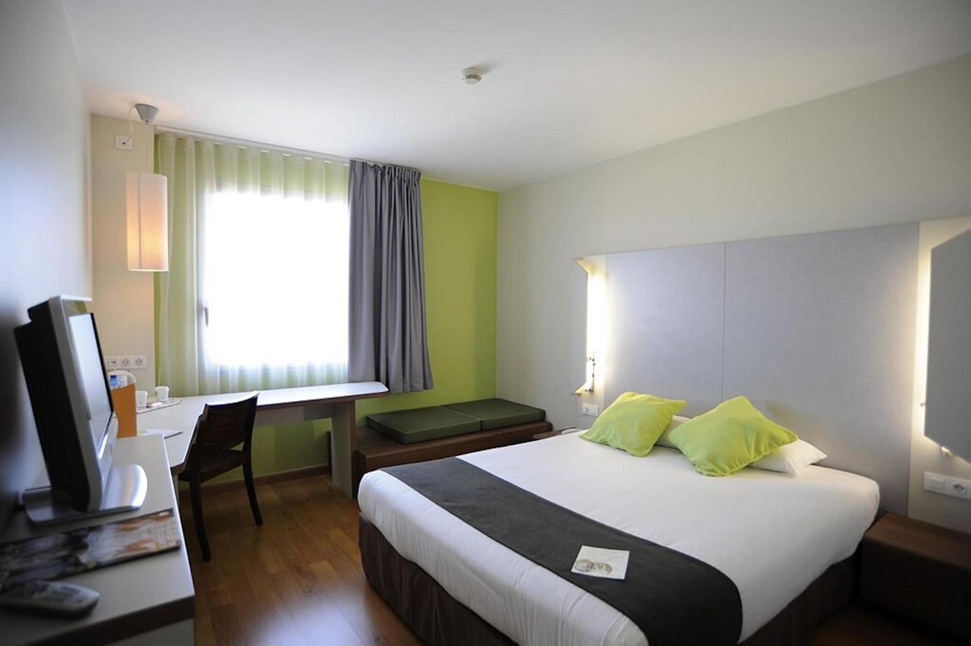 Travelodge Bcn Cornella Fira Cornellà de Llobregat Kültér fotó