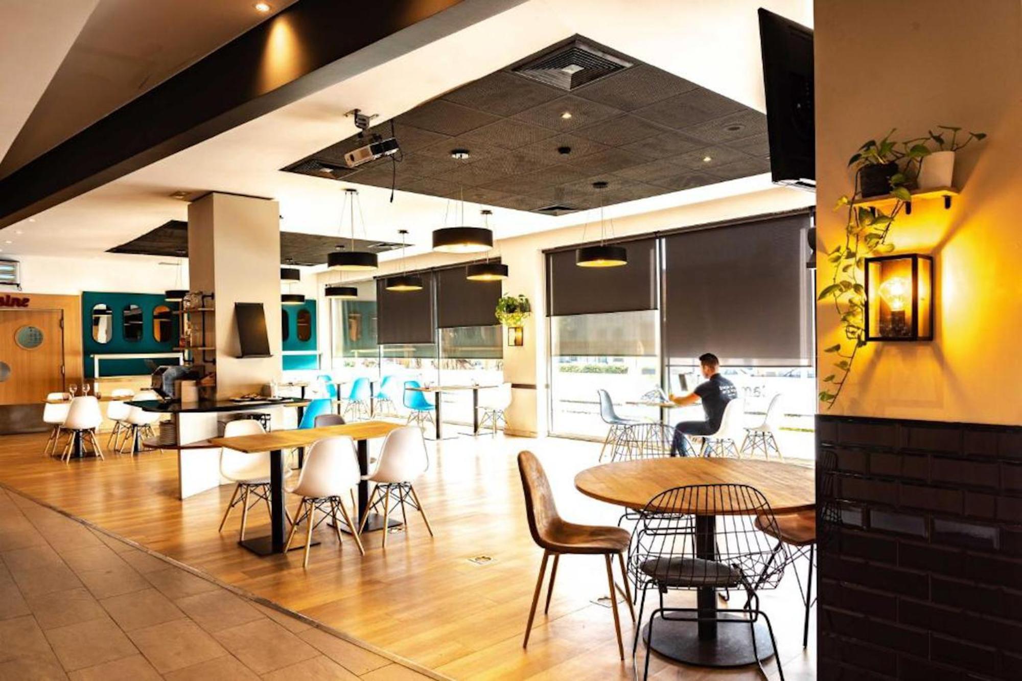 Travelodge Bcn Cornella Fira Cornellà de Llobregat Kültér fotó